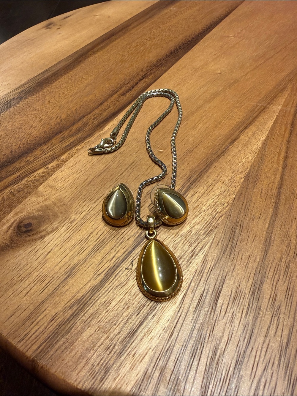 Vintage Roman Gold Tone Chain w Stone Pendant & Matching Pierced Earrings